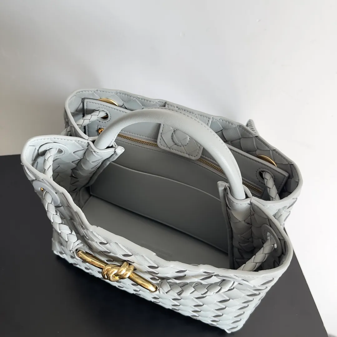 The 2023 new Andiamo batch of 1860 BV has been shipped‼ ️Really popular🔥The new Andiamo woven handbag launched by Bottega Veneta this season is really popular all over the world! ! Celebrities at home and abroad have worn it, and Oscar-winning actress Michelle Yeoh has taken it out on the street. Song Jia, Trai Yara, Yu Feihong, Sanji Ayaka, Rosie Hunting-Whiteley, Yoshioka Riho, etc. have all picked up this bag. It is classic and versatile, showing off its temperament, and the bag capacity is also large, which is very convenient for daily commuting! ! A variety of carrying methods, the shoulder straps can be adjusted by yourself, the original lambskin feels soft and delicate, and the neutral style is made to break gender boundaries and bring a more practical and longer-lasting use experience. Andiamo, which has both elegant and casual styles, perfectly interprets the true appearance of "fashionable old money style". Style number: 743568 Size: 25*22*10.5cm